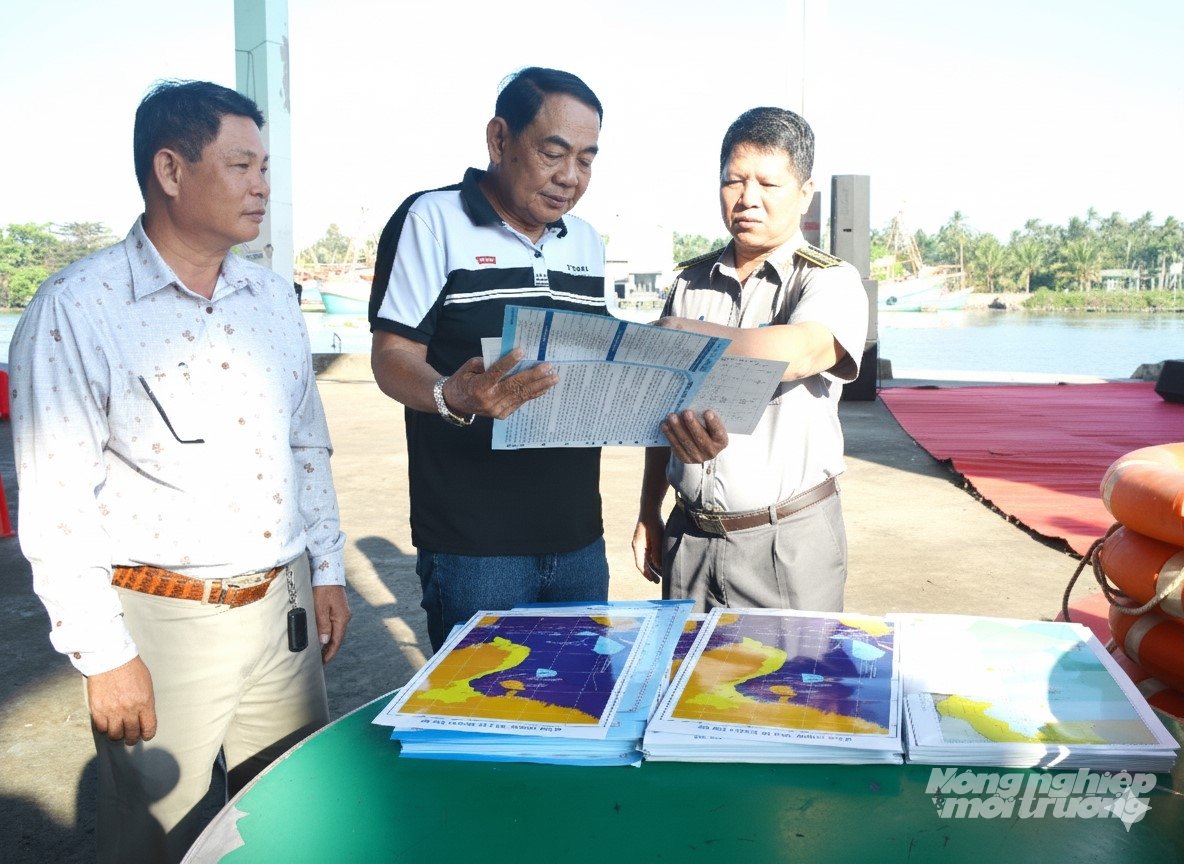 Lực lượng chức năng tỉnh An Giang gặp gỡ trực tiếp chủ tàu, thuyền trưởng và ngư dân để trao đổi, phát tờ rơi tuyên truyền, yêu cầu tuyệt đối tuân thủ quy định pháp luật về chống khai thác IUU. Ảnh: Trung Chánh.