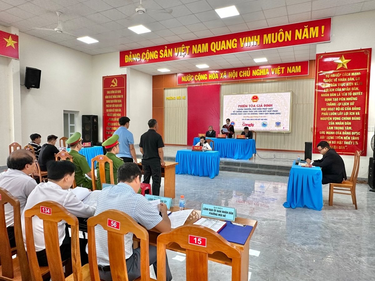 Chủ tọa phiên tòa giả định tuyên án. Ảnh: Đức Định.