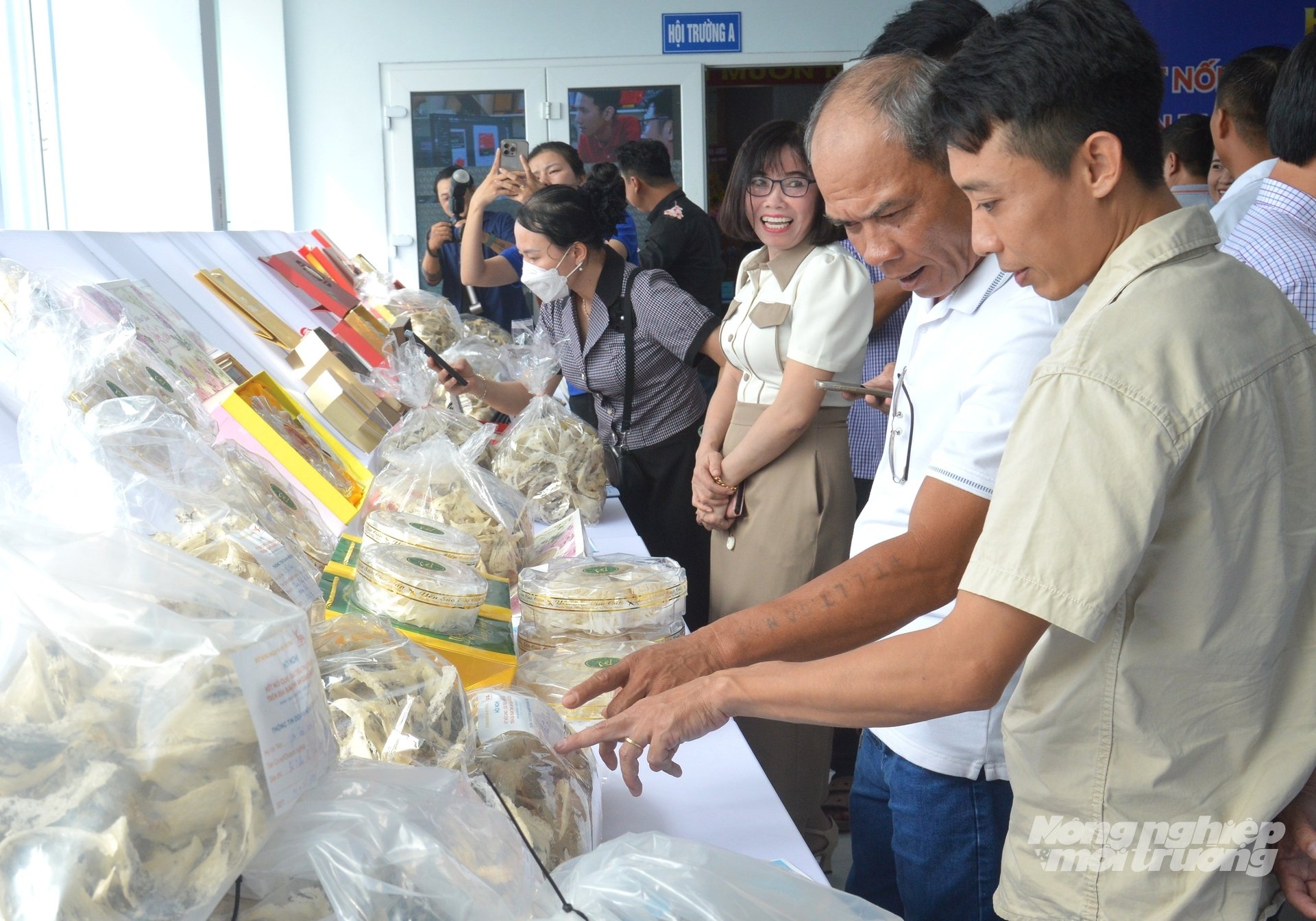 Các đại biểu tham quan gian hàng giao thương, trưng bày các sản phẩm tổ yến, yến sào tinh chế, cần kết nối cung - cầu tiêu thụ. Ảnh: Trung Chánh.