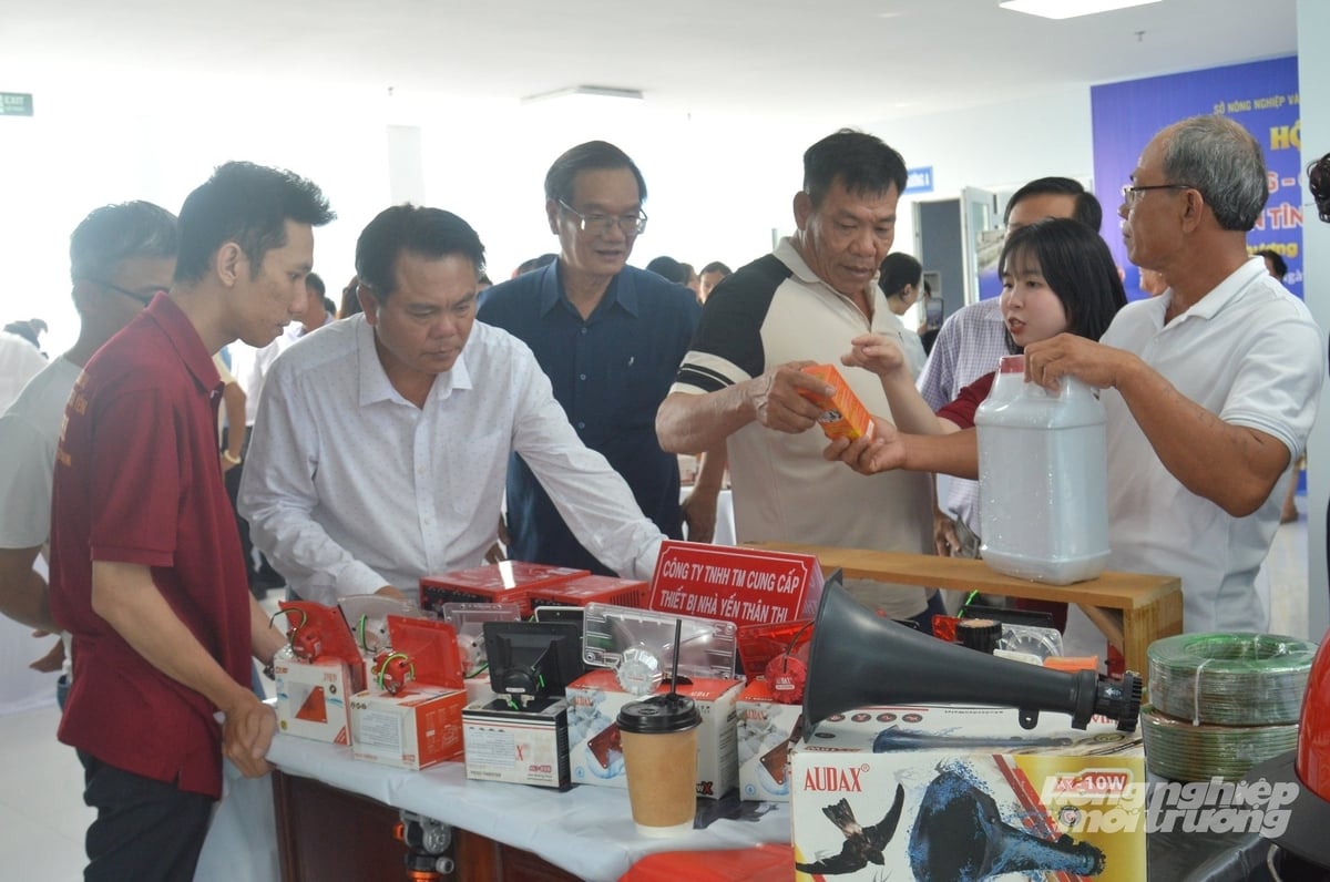 Các hộ dân và doanh nghiệp đầu tư nhà nuôi tìm hiểu về thiết bị dẫn dụ, phục vụ nghề nuôi chim yến. Ảnh: Trung Chánh.