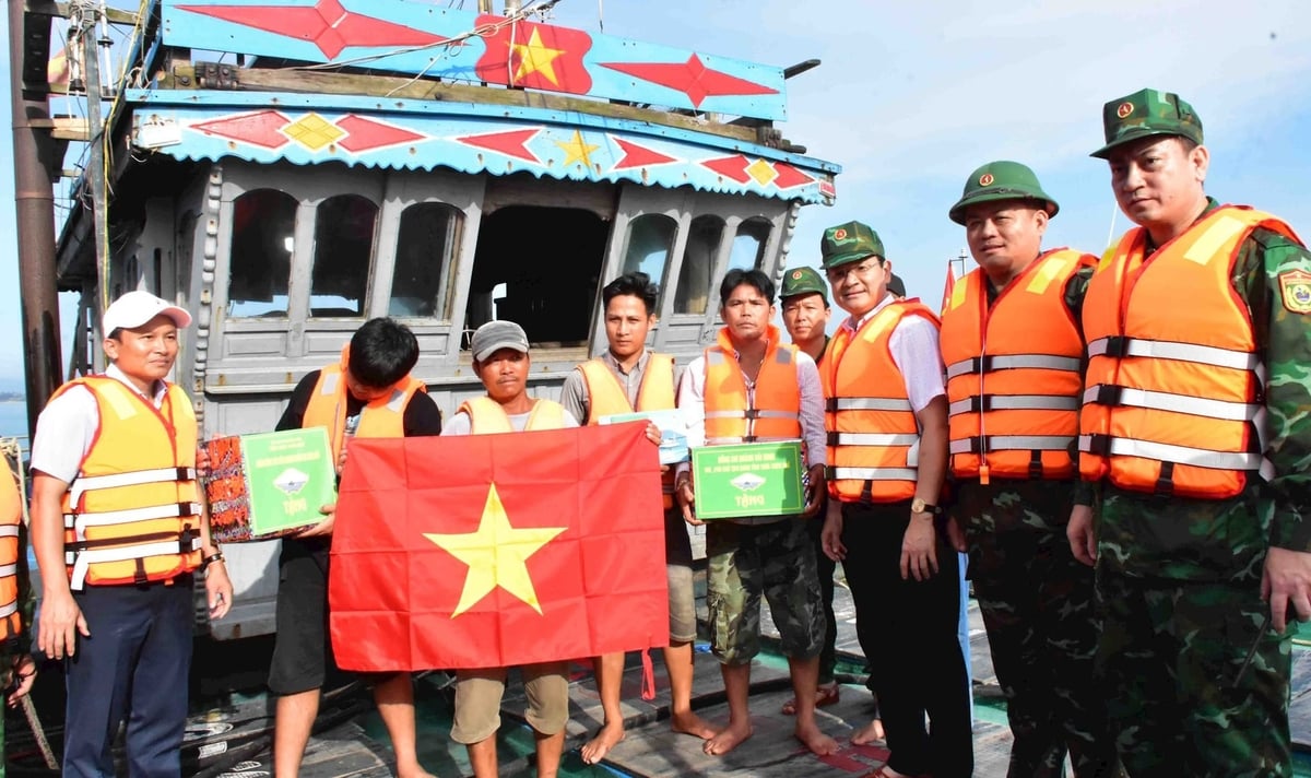 Công tác vận động, tuyên truyền chống IUU đang được TP Huế đẩy mạnh. Ảnh: Văn Dinh.