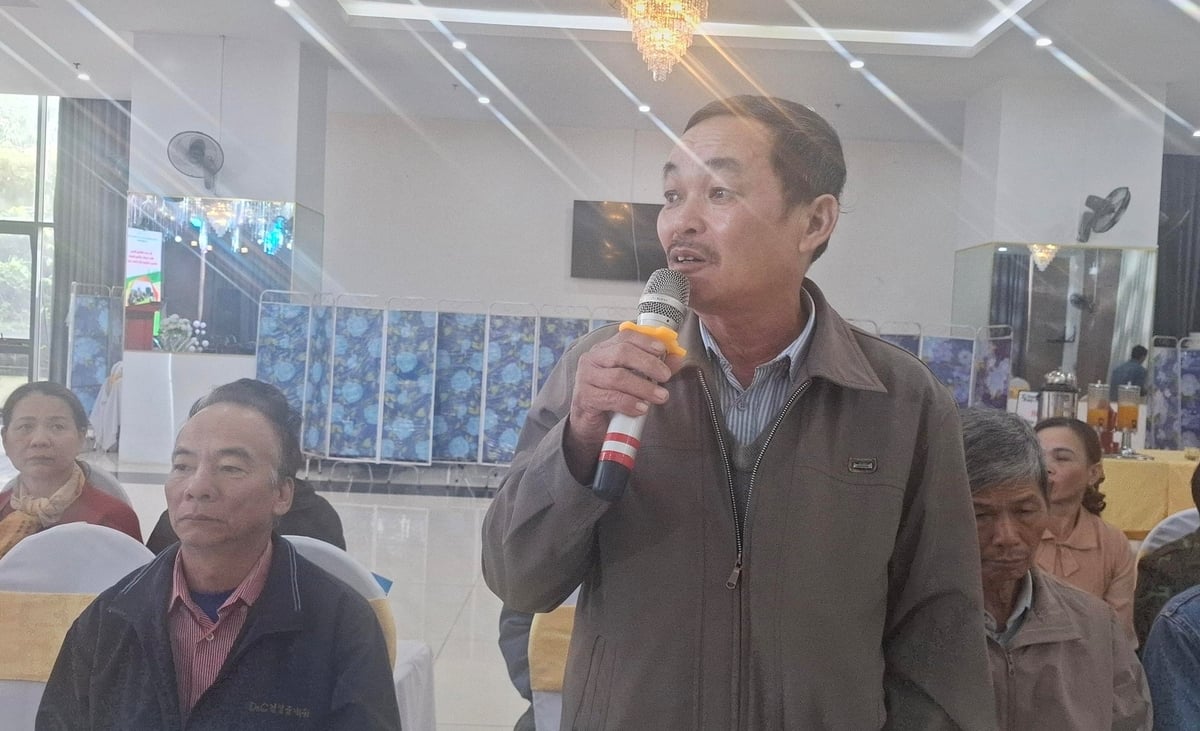 Nông dân nhờ các chuyên gia hiến kế các giải pháp khôi phục sản xuất trồng trọt và chăn nuôi sau mưa lũ. Ảnh: Văn Dinh.