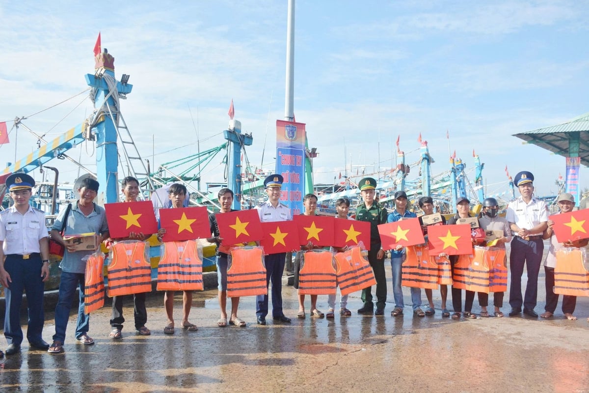 Nhờ sợi dây kết nối gần dân giữa chính quyền và các lực lượng chấp pháp biển, công tác chống khai thác IUU tại TP.HCM được triển khai hiệu quả và phát huy rõ vai trò. Ảnh: Đức Định.