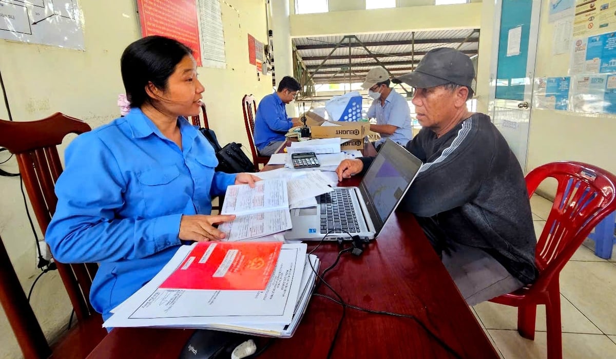 Ngư dân đi khai về trình theo quy định của pháp luật. Ảnh: KS.