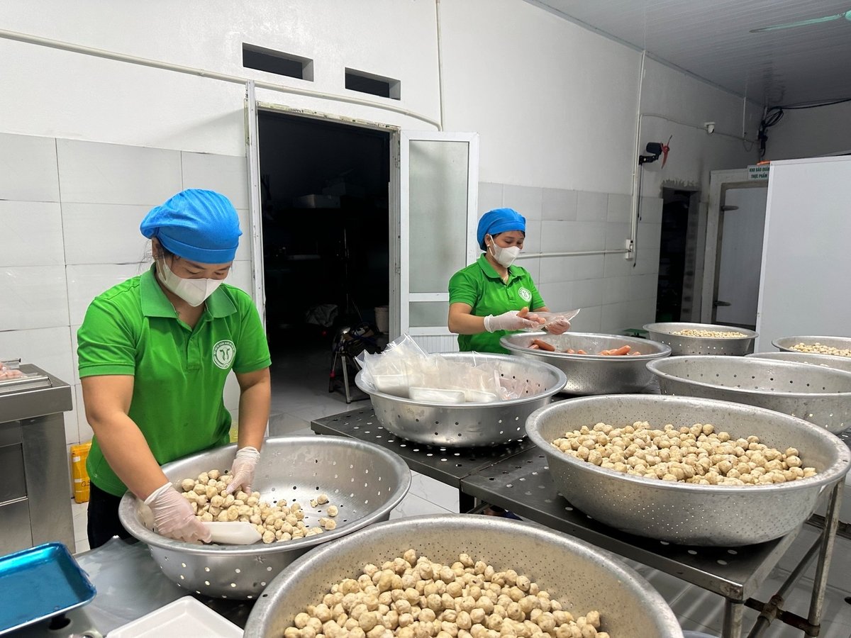 Ngoài sản xuất thô, các đơn vị khởi nghiệp rất tích cực trong khâu chế biến sản phẩm chăn nuôi. Ảnh: Quang Linh.