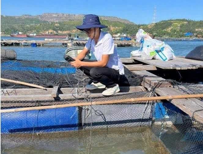 Cán bộ thực hiện lấy mẫu tại thực địa. Ảnh: Thu Hiền. Cán bộ thực hiện lấy mẫu tại thực địa. Ảnh: Thu Hiền.