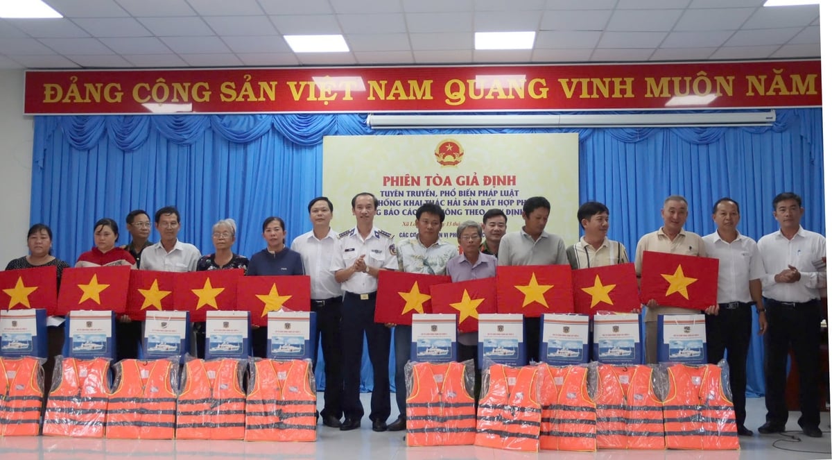 Các đơn vị tổ chức tặng quà cho gia đình ngư dân tại xã Long Hải. Ảnh: Đức Định.