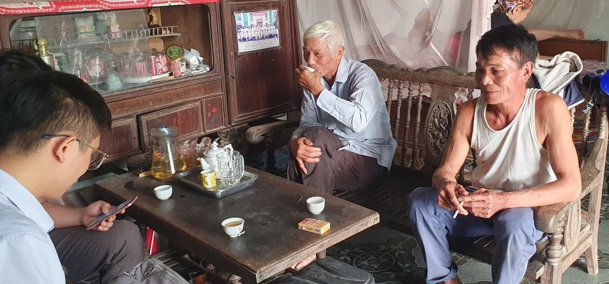 Ông Trần Quang Sơn trao đổi với phóng viên về mô hình nuôi dê quảng canh. Ảnh: Quán Dũng.