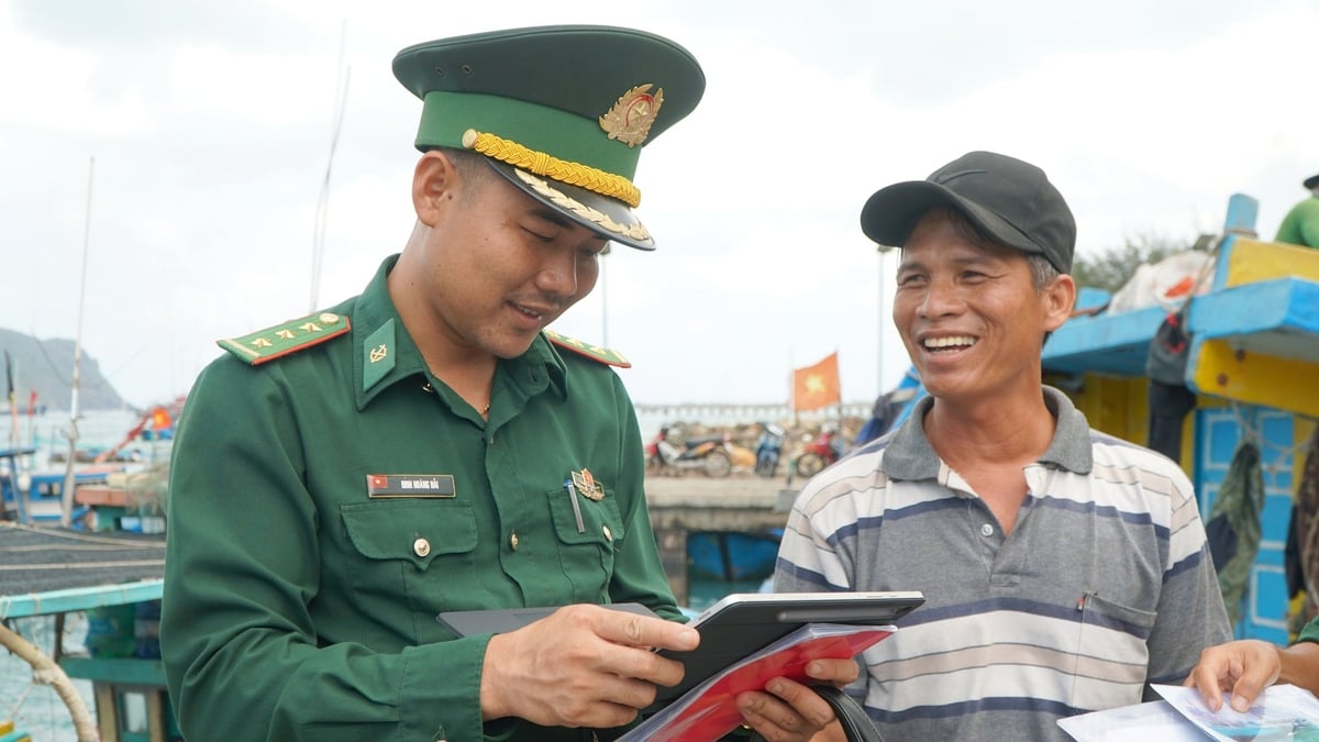 Bên cạnh công tác giám sát chặt tàu cá, Phó Chủ tịch UBND TP.HCM yêu cầu các sở, ngành và lực lượng chức năng tăng cường tuyên truyền cho chủ tàu, bà con ngư dân các kiến thức về chống khai thác IUU. Ảnh: Lê Bình.