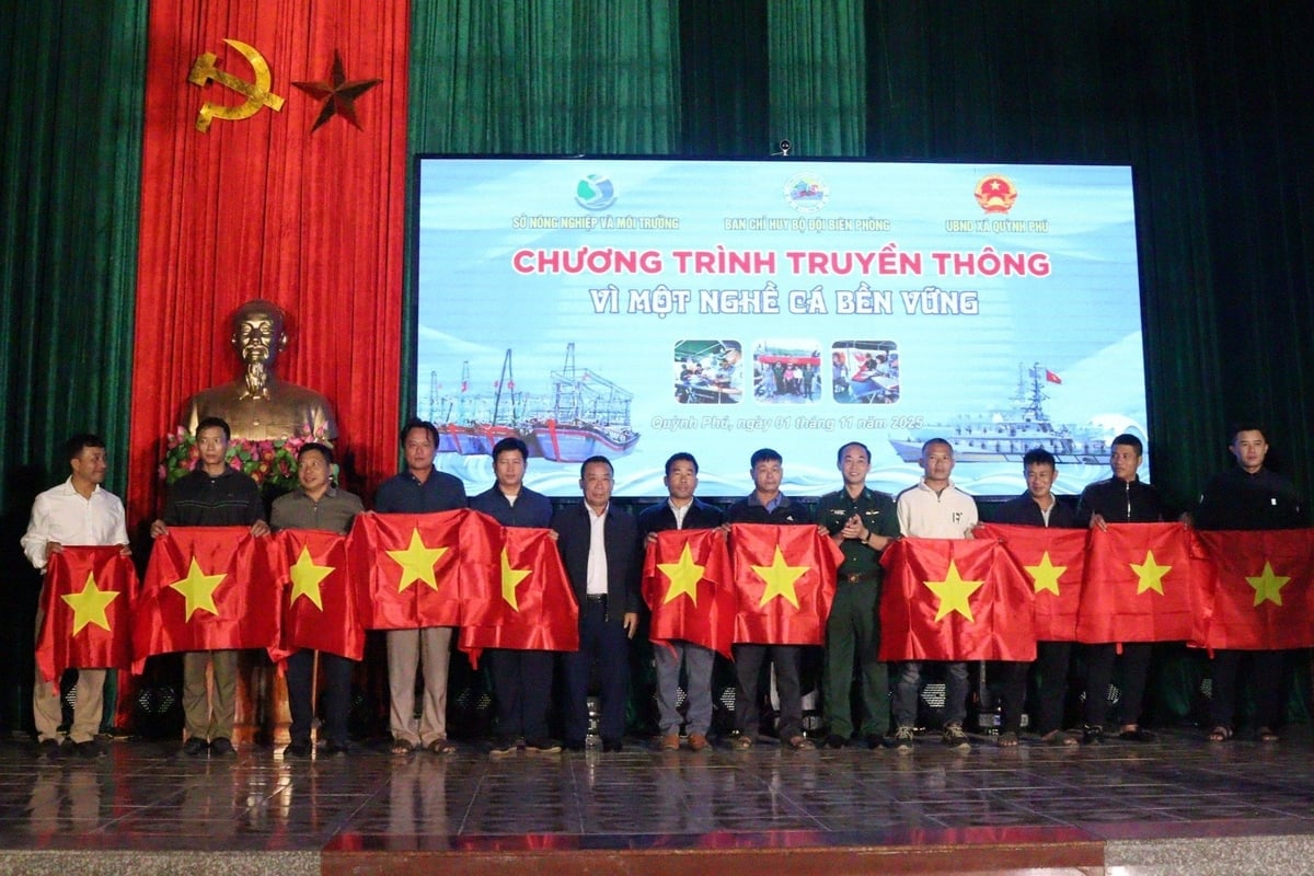 Phó Chủ tịch UBND tỉnh Nguyễn Văn Đệ và Chính ủy Ban Chỉ huy Bộ đội Biên phòng tỉnh Trần Quang Trung trao tặng cờ Tổ quốc cho ngư dân xã Quỳnh Phú. Ảnh: Hữu Tình. Phó Chủ tịch UBND tỉnh Nguyễn Văn Đệ và Chính ủy Ban Chỉ huy Bộ đội Biên phòng tỉnh Trần Quang Trung trao tặng cờ Tổ quốc cho ngư dân xã Quỳnh Phú. Ảnh: Hữu Tình.