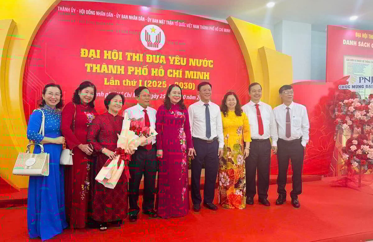 Chị Đặng Lê Thị Thanh Huyền (bài trái) tại Đại hội Thi đua yêu nước TP.HCM lần thứ I năm 2025. Ảnh: Nhân vật cung cấp.