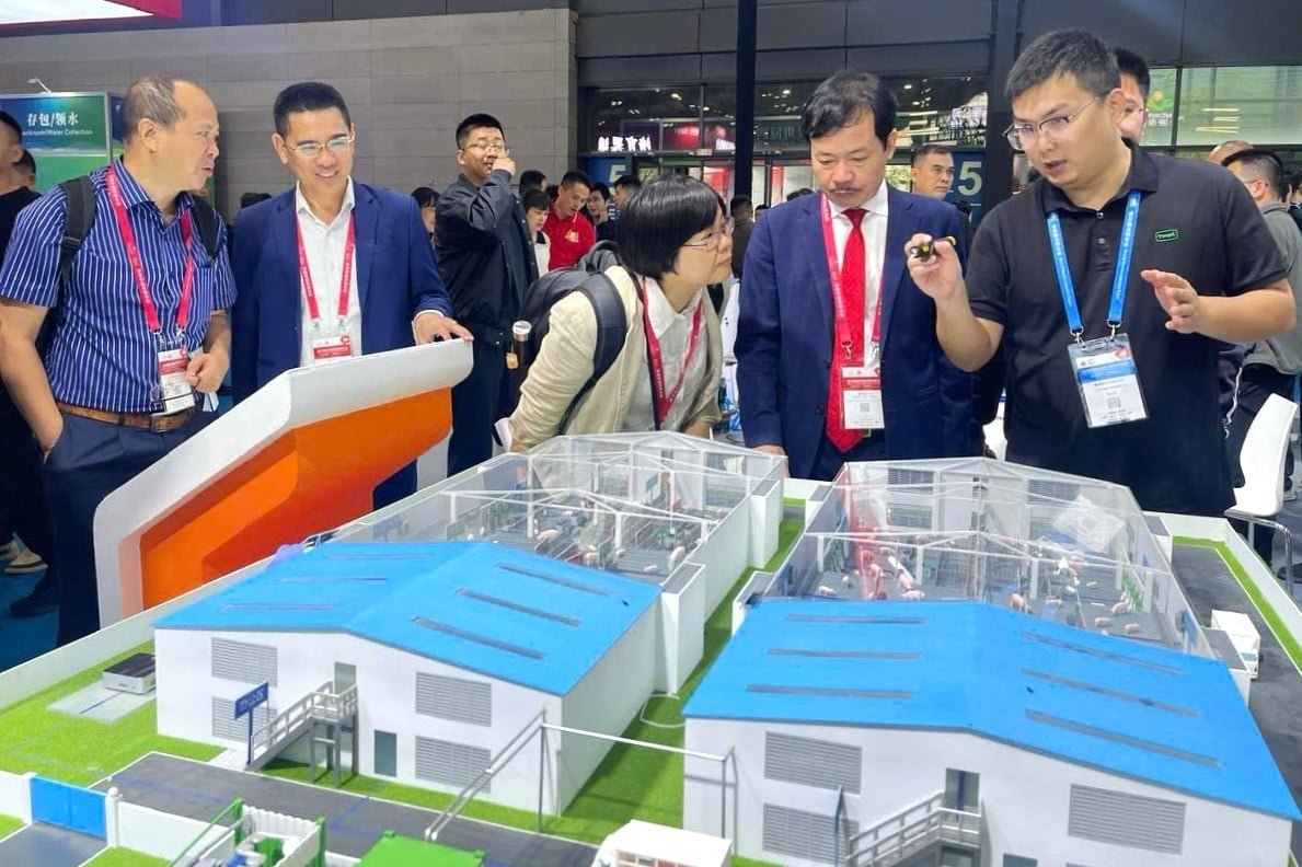 Hội Chăn nuôi Việt Nam tham quan Triển lãm Thế giới về ngành công nghiệp chăn nuôi lợn lần thứ 14 tổ chức tại tỉnh Hồ Nam, Trung Quốc. Ảnh: Trần Ngân.