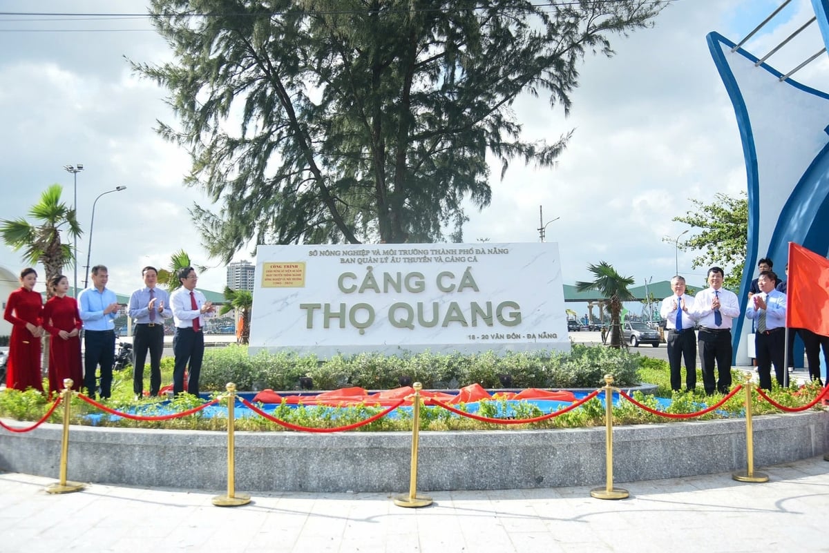 Các đại biểu thực hiện nghi thức gắn biển công trình Nâng cấp, mở rộng cảng cá Thọ Quang (giai đoạn 2). Ảnh: Lan Anh.