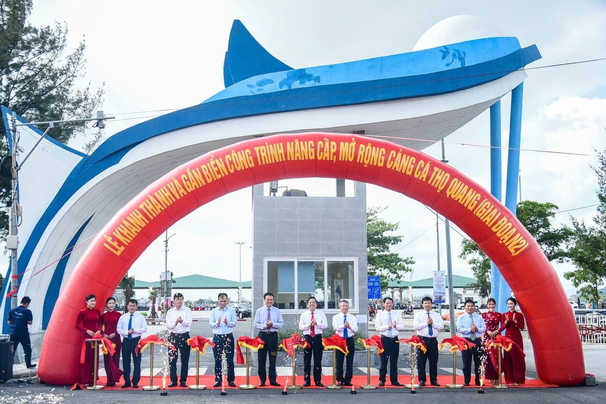 Các đại biểu thực hiện nghi thức cắt băng khánh thành công trình Nâng cấp, mở rộng cảng cá Thọ Quang (giai đoạn 2). Ảnh: Lan Anh.