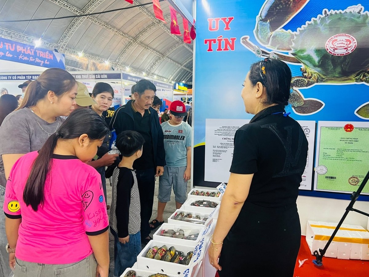 Ngày hội Cua Cà Mau quy tụ hơn 270 gian hàng giới thiệu sản phẩm OCOP, sản phẩm khởi nghiệp sáng tạo, ẩm thực đặc trưng từ cua và sản vật vùng miền. Ảnh: Trọng Linh.