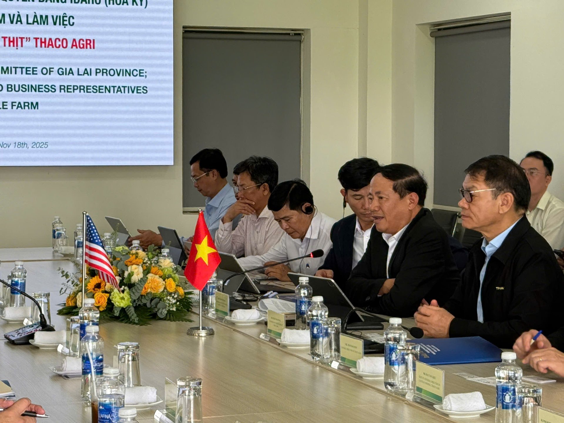 Ông Phạm Anh Tuấn, Chủ tịch UBND tỉnh Gia Lai (thứ 2 tính từ phải sang), phát biểu tại buổi làm việc. Ảnh: Đ.T.