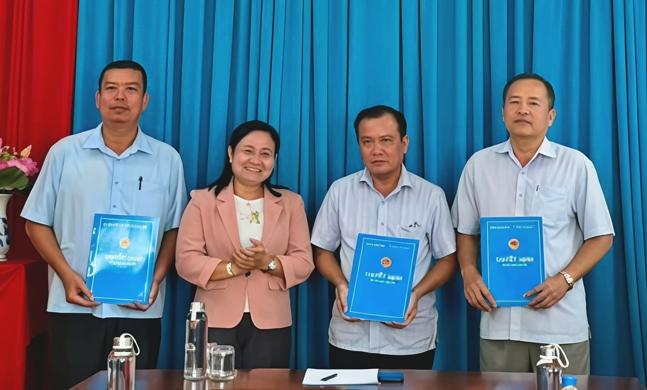 Bà Quách Thị Thanh Bình - Phó Giám đốc Sở Nông nghiệp và Môi trường TP Cần Thơ trao quyết định bổ nhiệm Ban Giám đốc Cảng cá Trần Đề. Ảnh: Kim Anh.