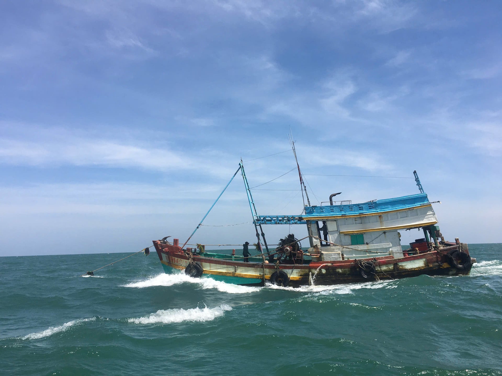 Lực lượng chức năng đã phát hiện một số tàu cá có chiều dài lớn (từ 15m đến trên 24m), được cấp phép hoạt động vùng khơi nhưng vẫn xâm nhập vùng lộng để khai thác thủy sản. Ảnh: Nam Cận.