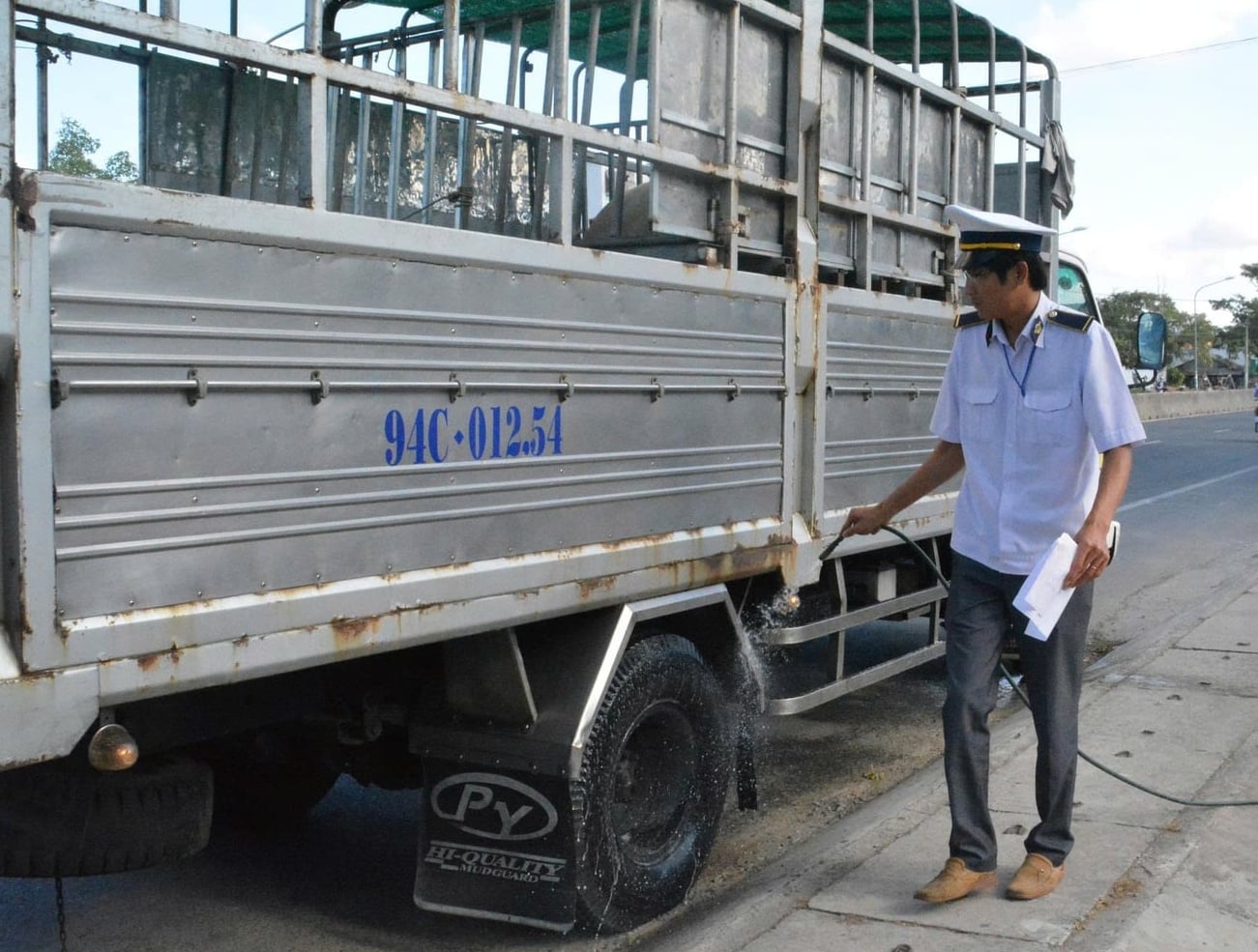 Ngành Thú y Cà Mau đã và đang tăng cường các giải pháp phòng, chống, kiểm soát dịch bệnh động vật nhằm bảo đảm ổn định nguồn cung, bảo vệ đàn vật nuôi và giữ an toàn thực phẩm cho thị trường. Ảnh: Trọng Linh.