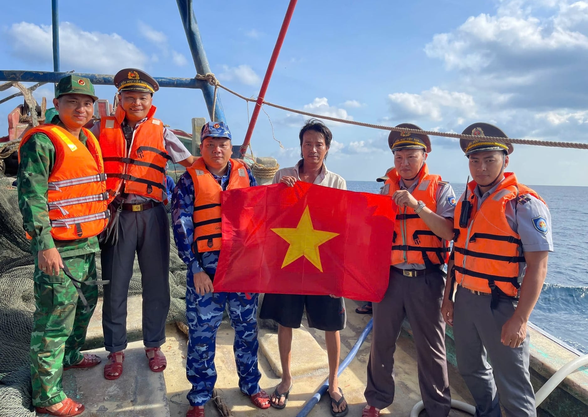 Song song với công tác kiểm tra, xử lý vi phạm, Chi cục Kiểm ngư Vùng V đẩy mạnh tuyên truyền, phổ biến pháp luật đến ngư dân bằng nhiều hình thức, kết hợp ký cam kết không vi phạm IUU, nâng cao nhận thức và trách nhiệm của chủ tàu, thuyền trưởng. Ảnh: Nam Cận.