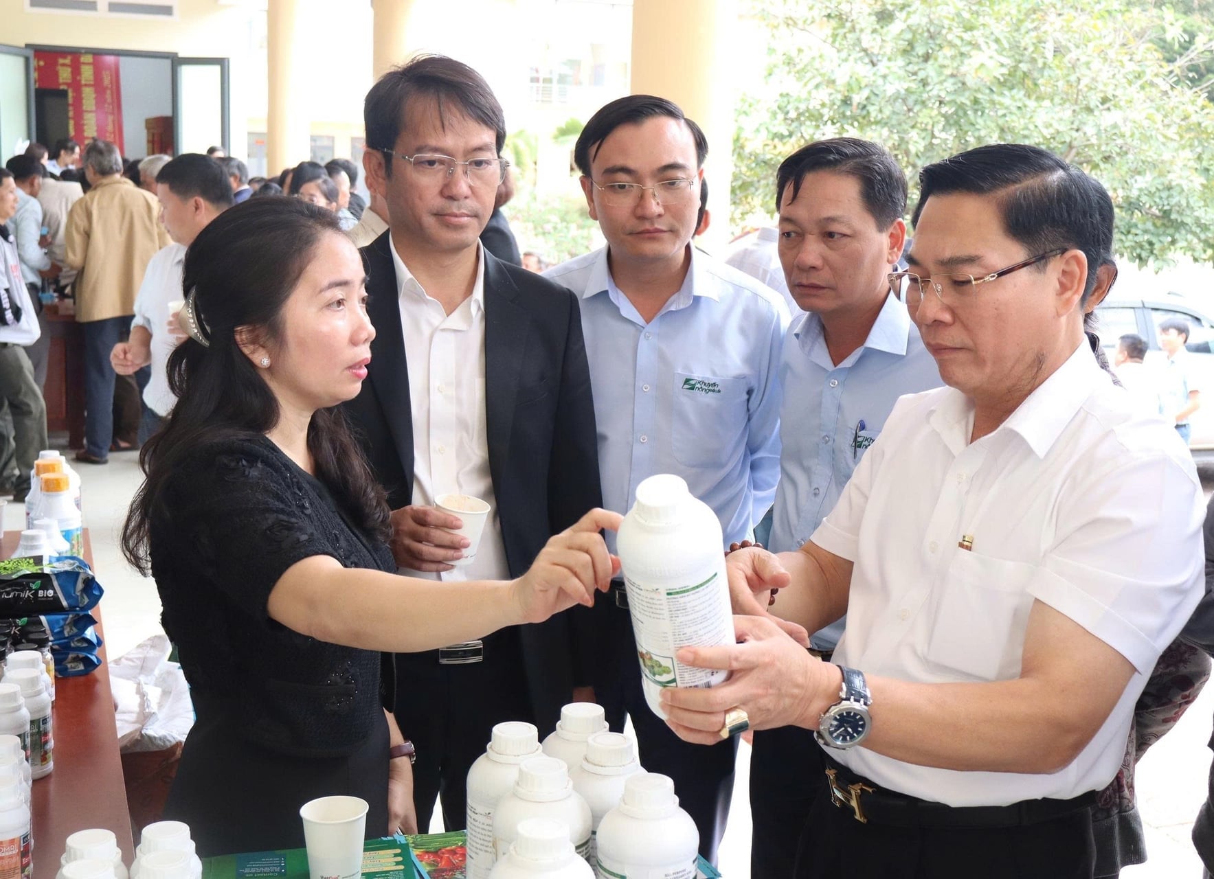 Các đại biểu tham quan gian hàng trưng bày tại hội thảo. Ảnh: Tuấn Trần. Các đại biểu tham quan gian hàng trưng bày tại hội thảo. Ảnh: Tuấn Trần.