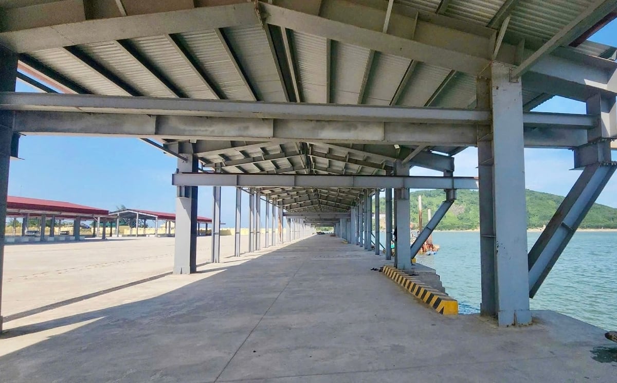 Cảng cá Cửa Nhượng có khả năng tiếp nhận tàu có công suất lên đến 400CV, năng lực cập tàu đạt 100 lượt/ngày. Ảnh: Hưng Phúc.