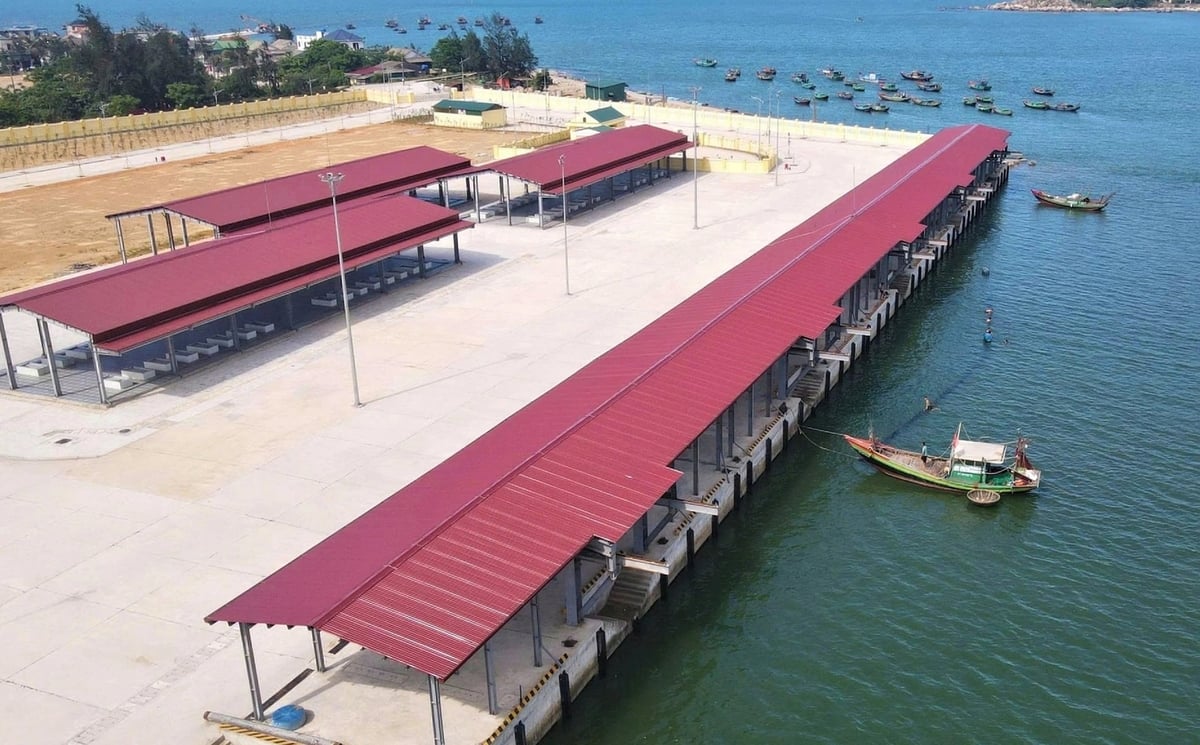 Việc công bố mở cảng cá Cửa Nhượng tạo bước chuyển mình, góp phần đồng bộ hạ tầng nghề cá, giúp ngư dân vươn khơi bám biển thuận lợi. Ảnh: Hưng Phúc.