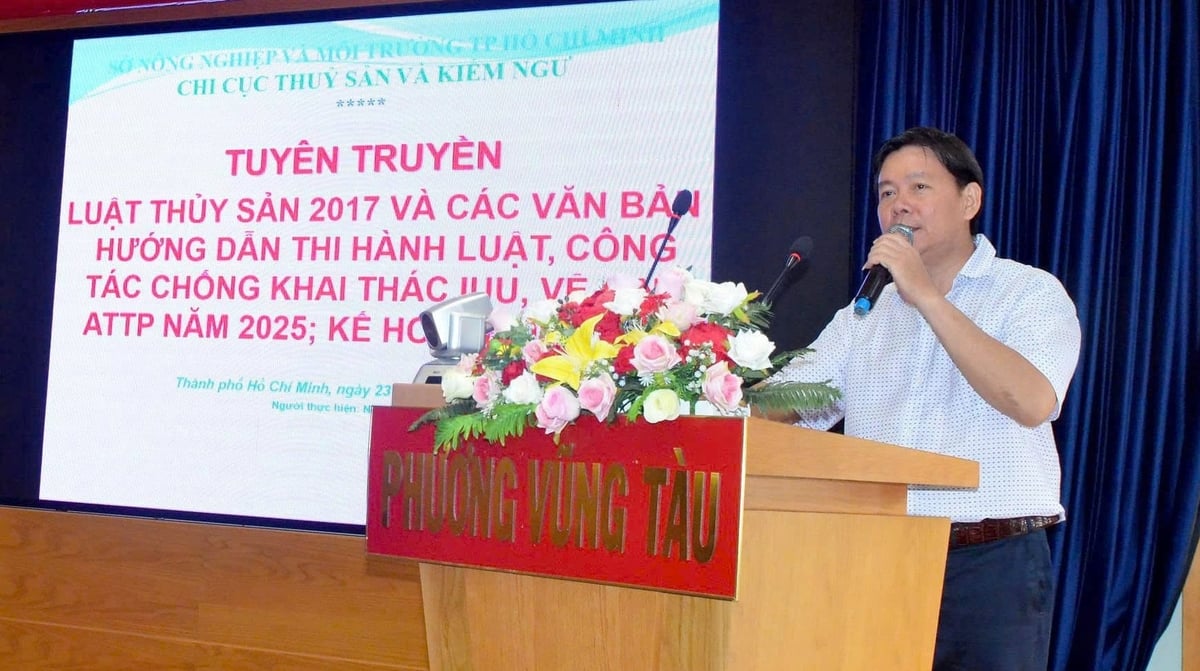 Đại diện Chi cục Thủy sản và Kiểm ngư TP.HCM tuyên truyền Luật Thủy sản 2017 và chống khai thác IUU cho ngư dân phường Vũng Tàu. Ảnh: Vân Anh.