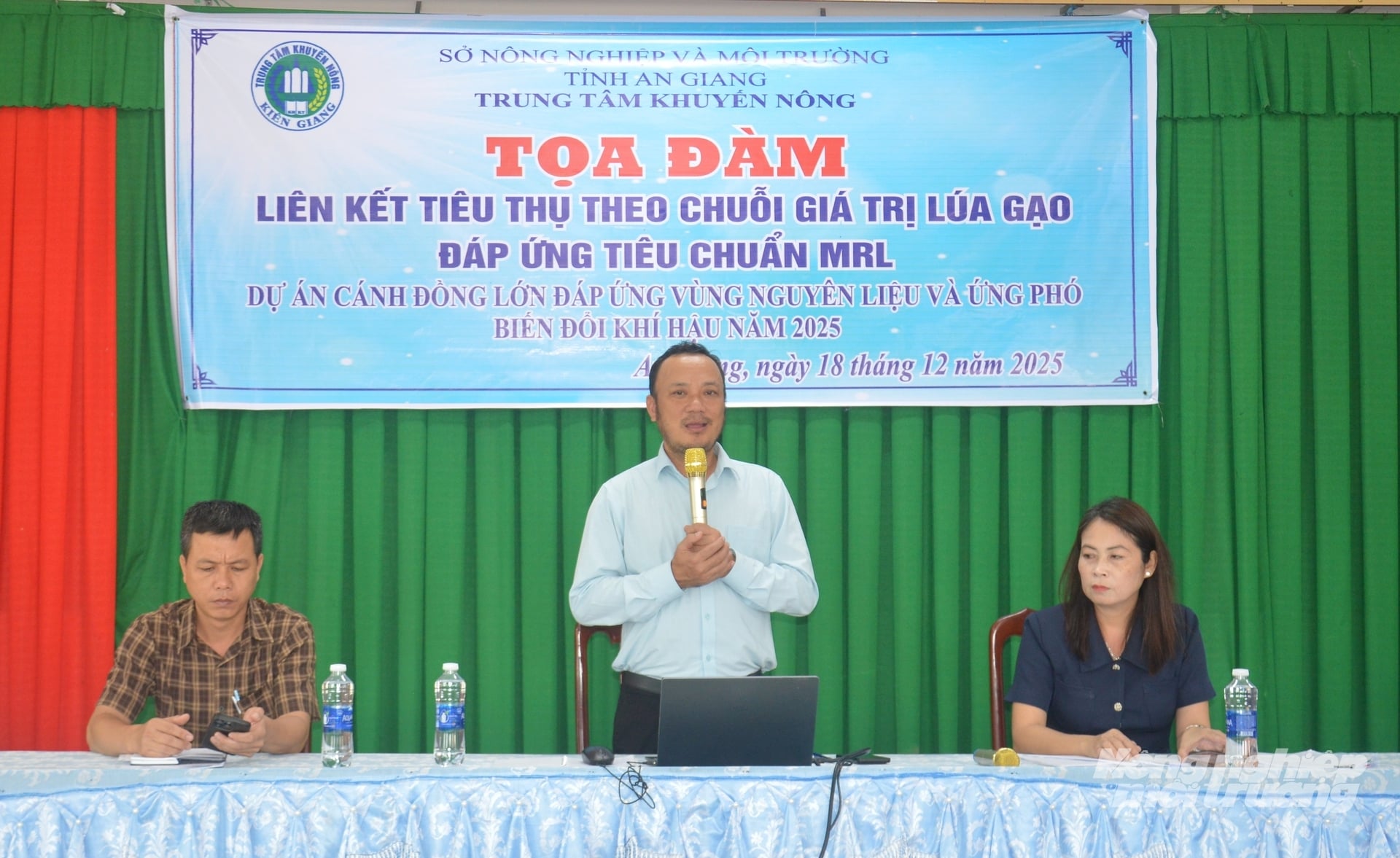 Ông Lê Văn Dũng, Phó Giám đốc Trung tâm Khuyến nông An Giang thông tin về dự án cánh đồng lớn và liên kết tiêu thụ theo chuổi giá trị lúa gạo đáp ứng tiêu chuẩn MRL. Ảnh: Trung Chánh.