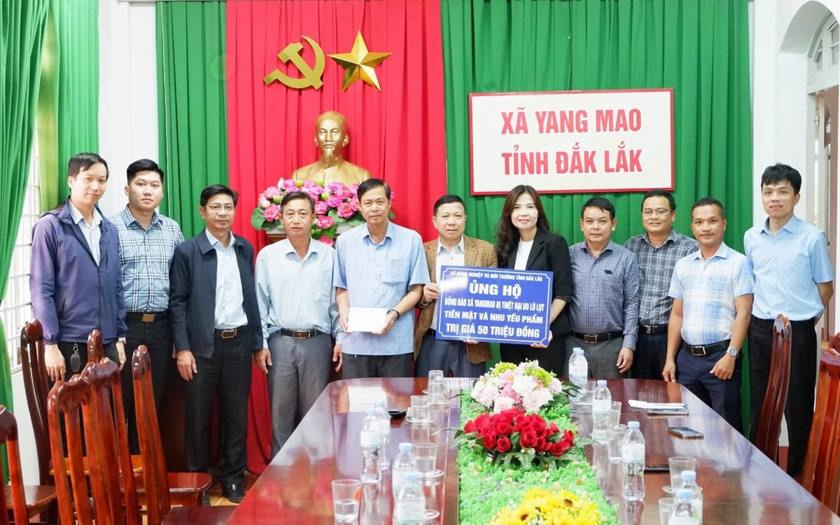 Đoàn công tác của Sở NN-MT tỉnh Đắk Lắk thăm, động viên và hỗ trợ xã Yang Mao sau đợt mưa lũ. Ảnh: Tuấn Trần.