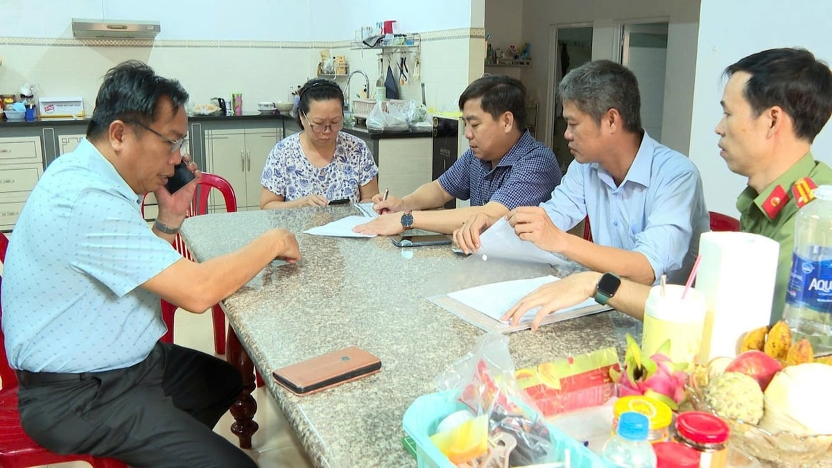 UBND xã Long Hải đến tận nhà ngư dân có tàu cá không đủ điều kiện hoạt động hỗ trợ làm các loại giấy tờ để đủ điều kiện đánh bắt. Ảnh: Vân Anh.