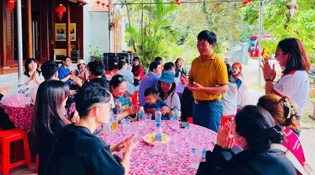 Không chỉ sản xuất, HTX Kim Long còn đóng vai trò đầu mối kết nối tiêu thụ, ký kết hợp đồng với các doanh nghiệp phân phối và hệ thống bán lẻ. Ảnh: NVCC.