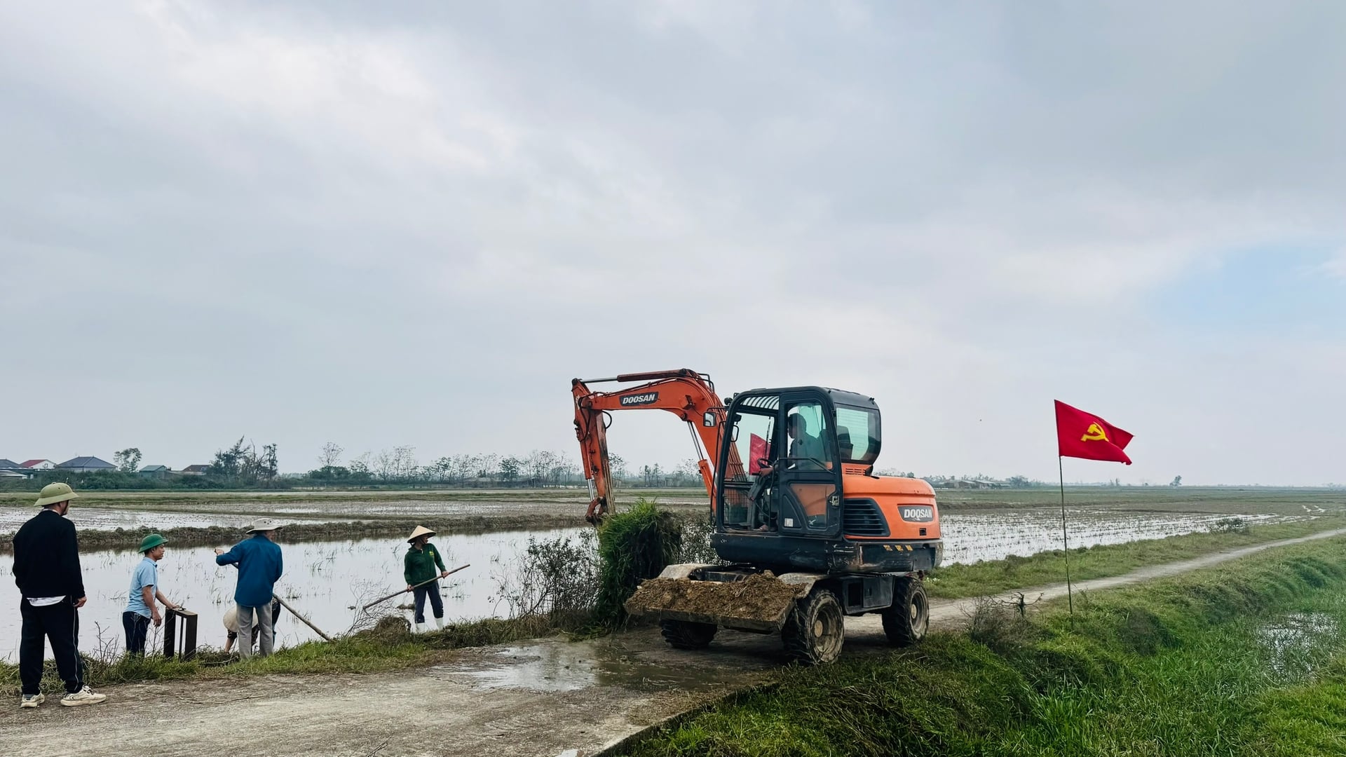 Máy móc được huy động đồng loạt ra quân làm giao thông, thủy lợi nội đồng, đảm bảo thông dòng chảy phục vụ sản xuất vụ xuân 2026. Ảnh: Ánh Nguyệt.