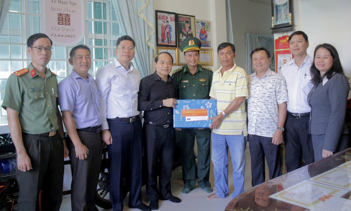 Đoàn công tác Thanh tra Chính phủ thăm hỏi, tặng quà ngư dân tại ấp Phước Tân, xã Long Hải. Ảnh: Vân Anh.