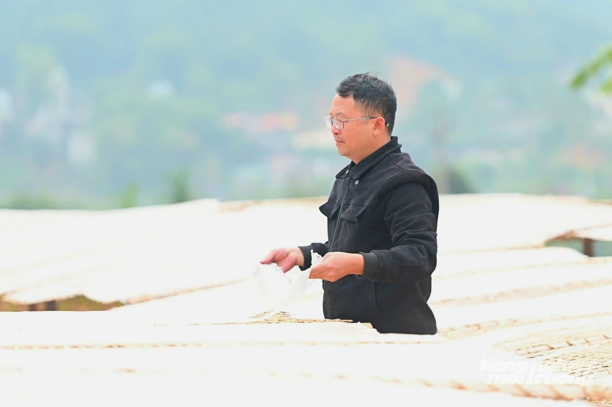 Anh Hoàng kiểm tra bánh miến đang được phơi nắng. Ảnh: Cường Vũ. Anh Hoàng kiểm tra bánh miến đang được phơi nắng. Ảnh: Cường Vũ.