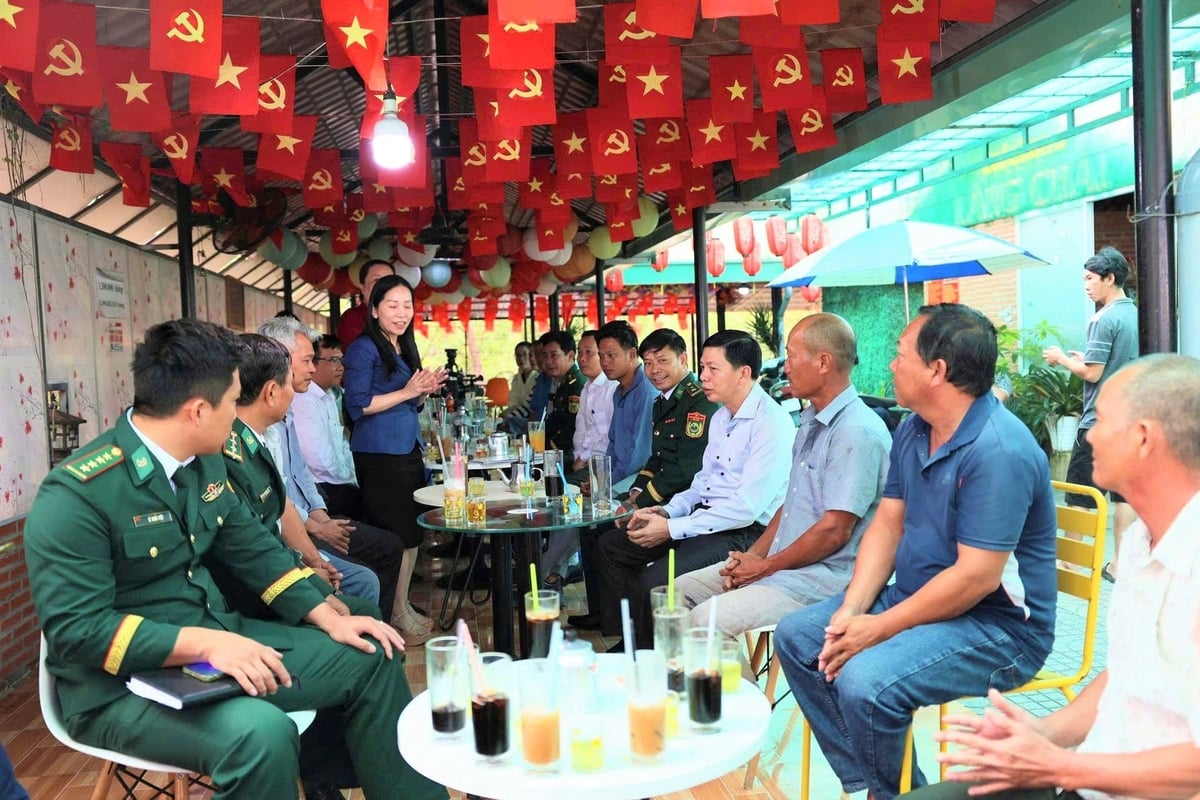 Bà Phạm Thị Tuyết Trinh, Chủ tịch UBND xã Phước Hải phát biểu tại chương trình 'cà phê sáng cùng ngư dân'. Ảnh: Quang Anh.