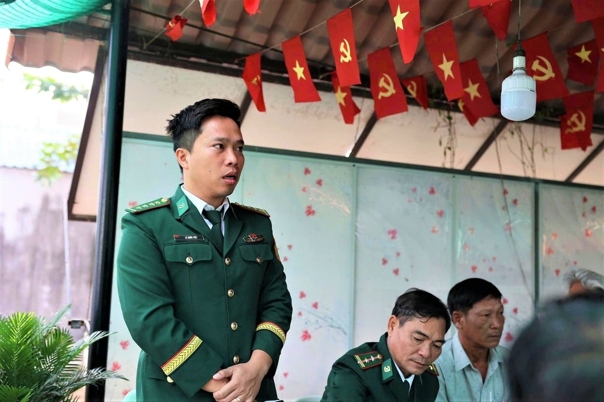 Đại úy Lê Quốc Việt, Trạm trưởng Trạm kiểm soát Biên phòng Lộc An, Đồn Biên phòng Phước Hải trao đổi, thông tin, tuyên truyền một số nội dung về chống khai thác IUU cho ngư dân xã Phước Hải tại chương trình. Ảnh: Quang Anh.