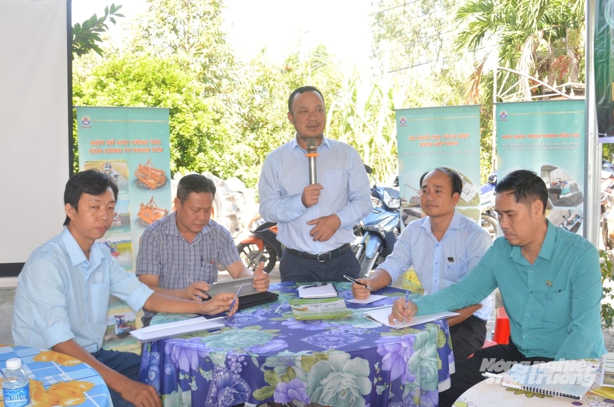 TS Lê Văn Dũng, Phó Giám đốc Trung tâm Khuyến nông An Giang giải đáp các thắc mắc của bà con nông dân về quy trình kỹ thuật canh tác lúa chất lượng cao, phát thải thấp. Ảnh: Trung Chánh.