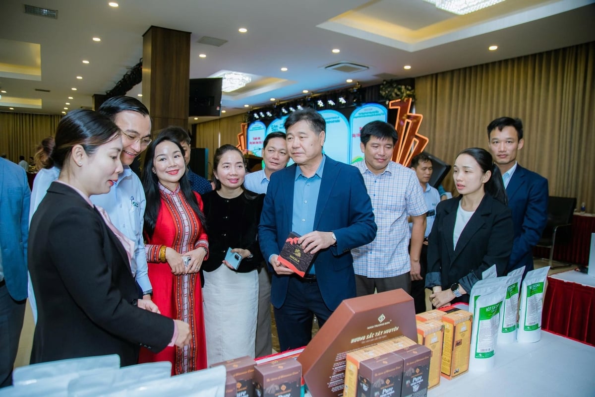 Đại biểu tham quan gian hàng trưng bày sản phẩm nông nghiệp tiêu biểu. Ảnh: Trần Thọ.