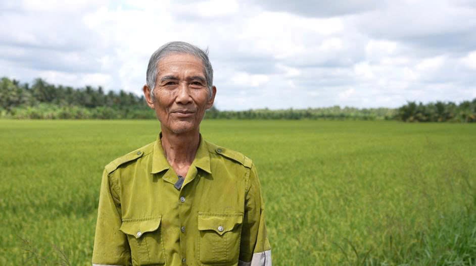 Ông Nguyễn Văn Tư tại xã Văn Trường, Vĩnh Long cho biết, sử dụng chế phẩm vi sinh xử lý rơm rạ giúp ruộng giữ nước tốt hơn, đất tơi hơn, rễ lúa khỏe hơn. Ảnh: SOS môi trường.