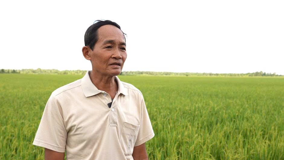 Ông Dương Văn Cao, Chi hội trưởng Chi hội Hội Nông dân ấp An Thạch kể lại những khó khăn khi chưa dùng chế phẩm vi sinh xử lý rơm rạ. Ảnh: SOS môi trường.