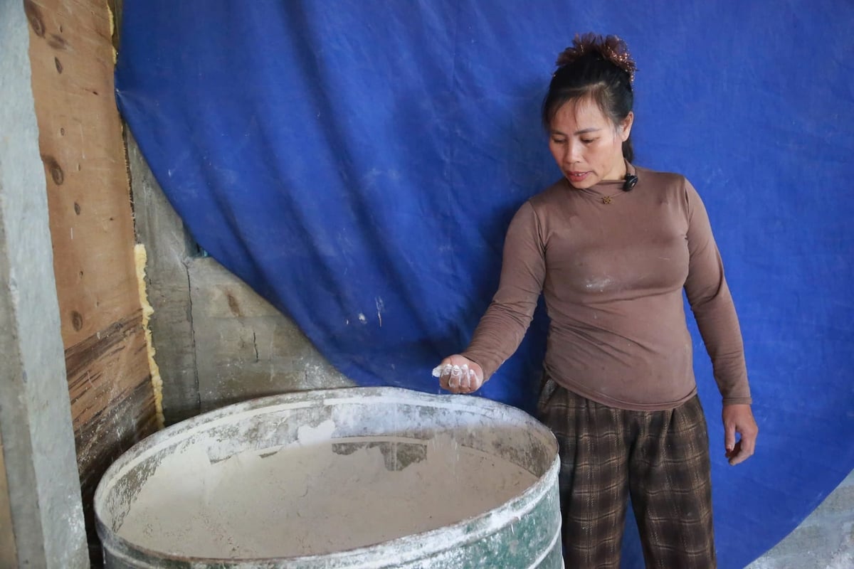 Một trong những nguyên liệu không thể thiếu trong quá trình nuôi tằm là vôi bột. Ảnh: Thanh Ngà.