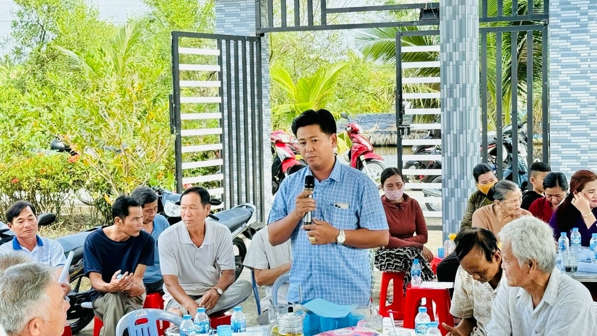 Ông Đỗ Vũ Lực, Phó Trưởng Phòng Kinh tế xã Biển Bạch chia sẻ tại hội thảo. Ảnh: Thúy Lam.