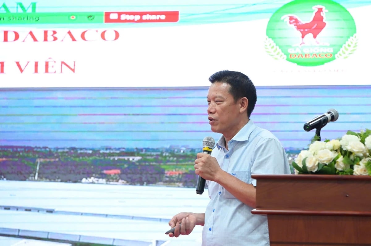 Ông Nguyễn Như Phán, Phó Giám đốc Công ty TNHH MTV Gà giống Dabaco chia sẻ với người chăn nuôi giải pháp không sử dụng kháng sinh trong phòng bệnh cho gà tại Dabaco. Ảnh: Tùng Đinh. Ông Nguyễn Như Phán, Phó Giám đốc Công ty TNHH MTV Gà giống Dabaco chia sẻ với người chăn nuôi giải pháp không sử dụng kháng sinh trong phòng bệnh cho gà tại Dabaco. Ảnh: Tùng Đinh.