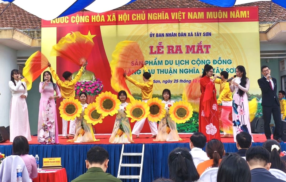 UBND xã Tây Sơn phối hợp với Sở Văn hóa - Thông tin và Du lịch Gia Lai tổ chức lễ ra mắt sản phẩm 'Du lịch cộng đồng làng rau Thuận Nghĩa'. Ảnh: SVH-TT&DL Gia Lai.