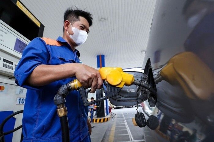 Giá xăng dầu trong nước hôm nay 8.1: Xăng RON95 giảm 357 đồng/lít - Ảnh 1