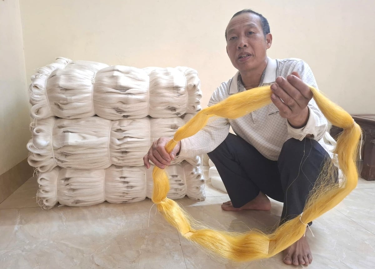 Theo ông Lê Văn Trường, nghề ươm tơ ở Hồng Đô có từ lâu đời, trở thành kế sinh nhai của hàng trăm hộ dân trong làng. Ảnh: Trung Quân.