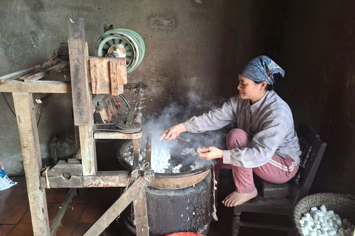 Mặc dù đối diện với nhiều khó khăn, một số hộ dân ở Hồng Đô vẫn kiên quyết giữ nghề. Ảnh: Trung Quân.