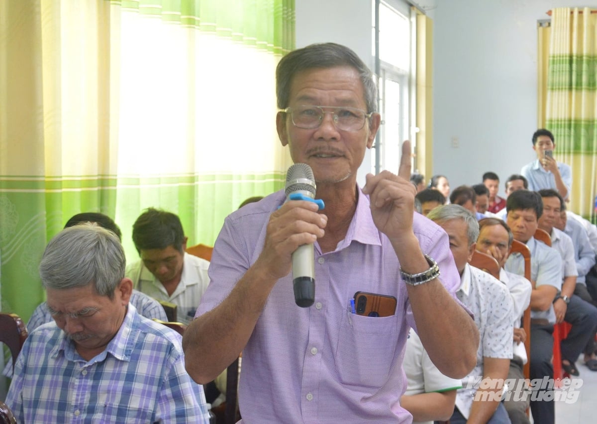 Ông Trần Văn Kim, thành viên Hợp tác xã Nông nghiệp Kênh 3A đặt câu hỏi về các tiêu chí 'xanh, sạch và bền vững' trong sản xuất lúa để tham gia cuộc thi. Ảnh: Trung Chánh. Ông Trần Văn Kim, thành viên Hợp tác xã Nông nghiệp Kênh 3A đặt câu hỏi về các tiêu chí 'xanh, sạch và bền vững' trong sản xuất lúa để tham gia cuộc thi. Ảnh: Trung Chánh.