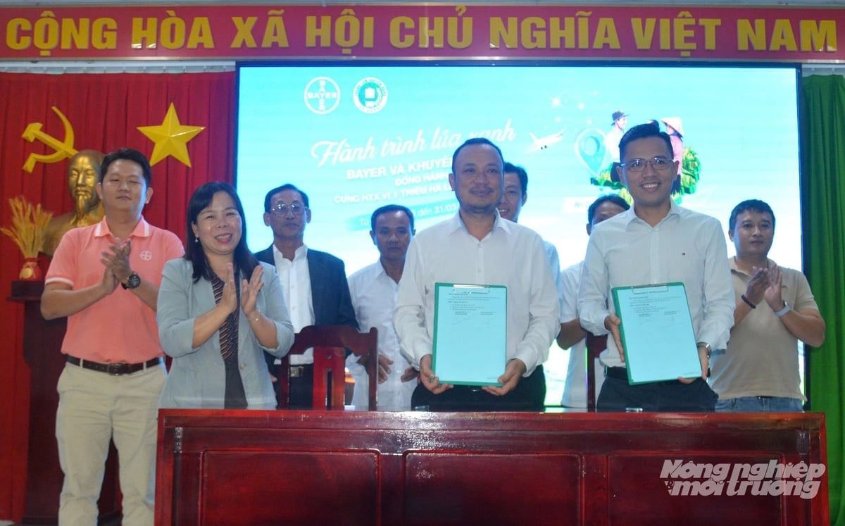 Đại diện Trung tâm Khuyến nông An Giang và Công ty TNHH Bayer Việt Nam ký thỏa thuận phối hợp tổ chức cuộc thi 'Hành trình lúa xanh - đồng hành vì 1 triệu ha bền vững'. Ảnh: Trung Chánh. Đại diện Trung tâm Khuyến nông An Giang và Công ty TNHH Bayer Việt Nam ký thỏa thuận phối hợp tổ chức cuộc thi 'Hành trình lúa xanh - đồng hành vì 1 triệu ha bền vững'. Ảnh: Trung Chánh.